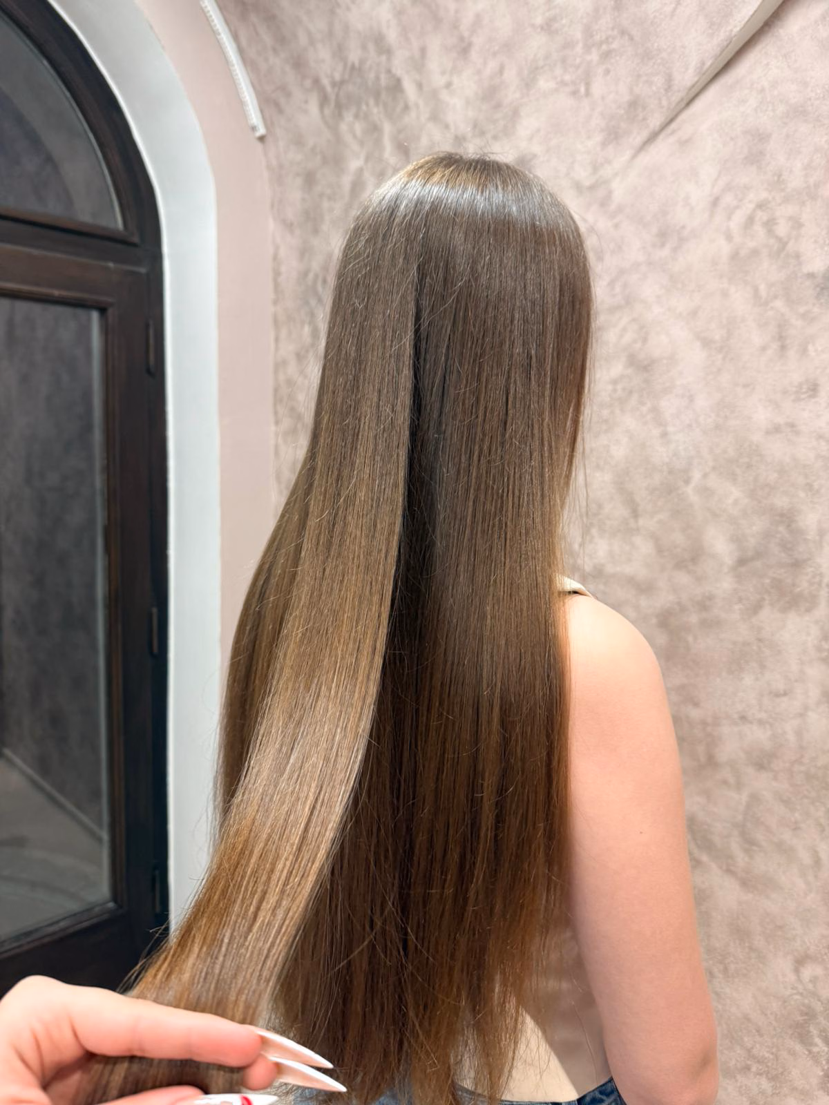 Dámské kadeřnictví - lesklé dlouhé vlasy po styling